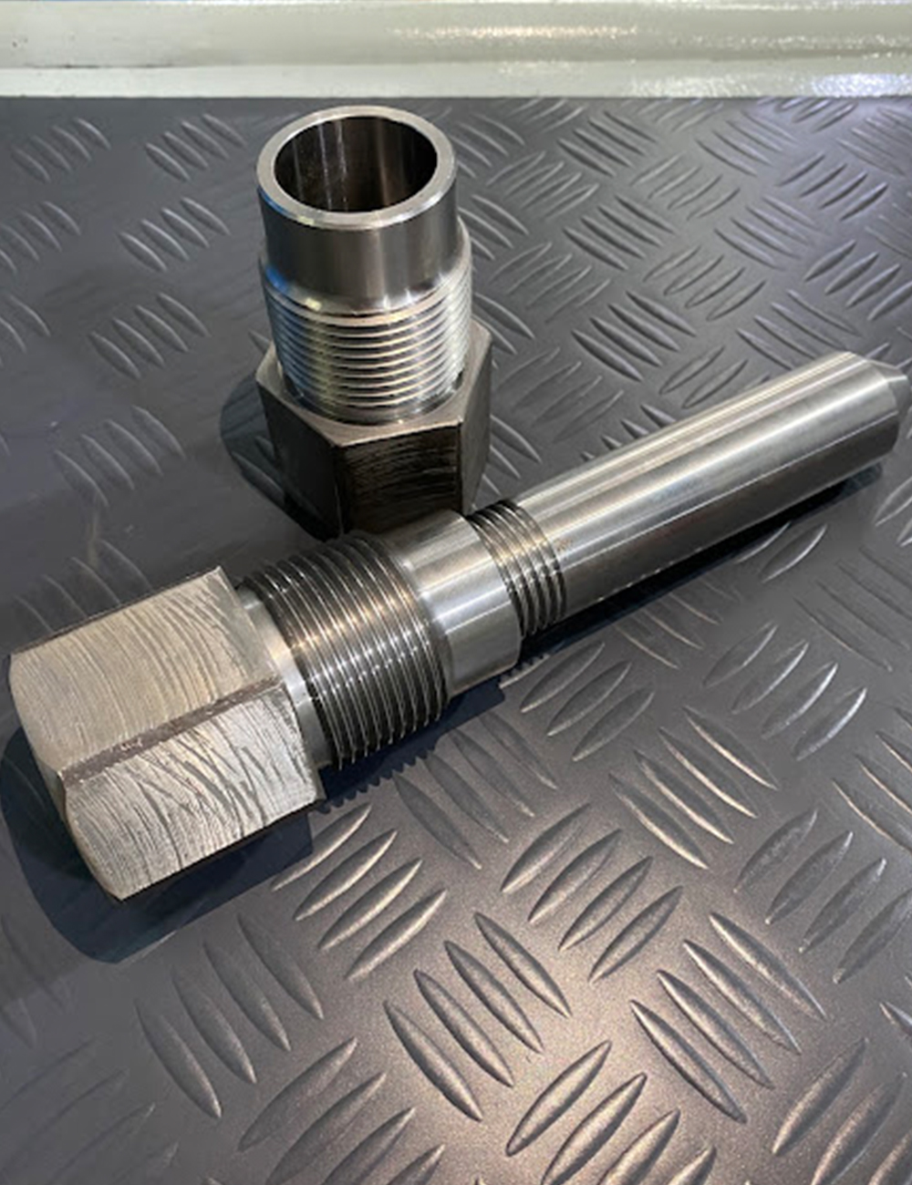 Aguja, tuerca y perno sujetador